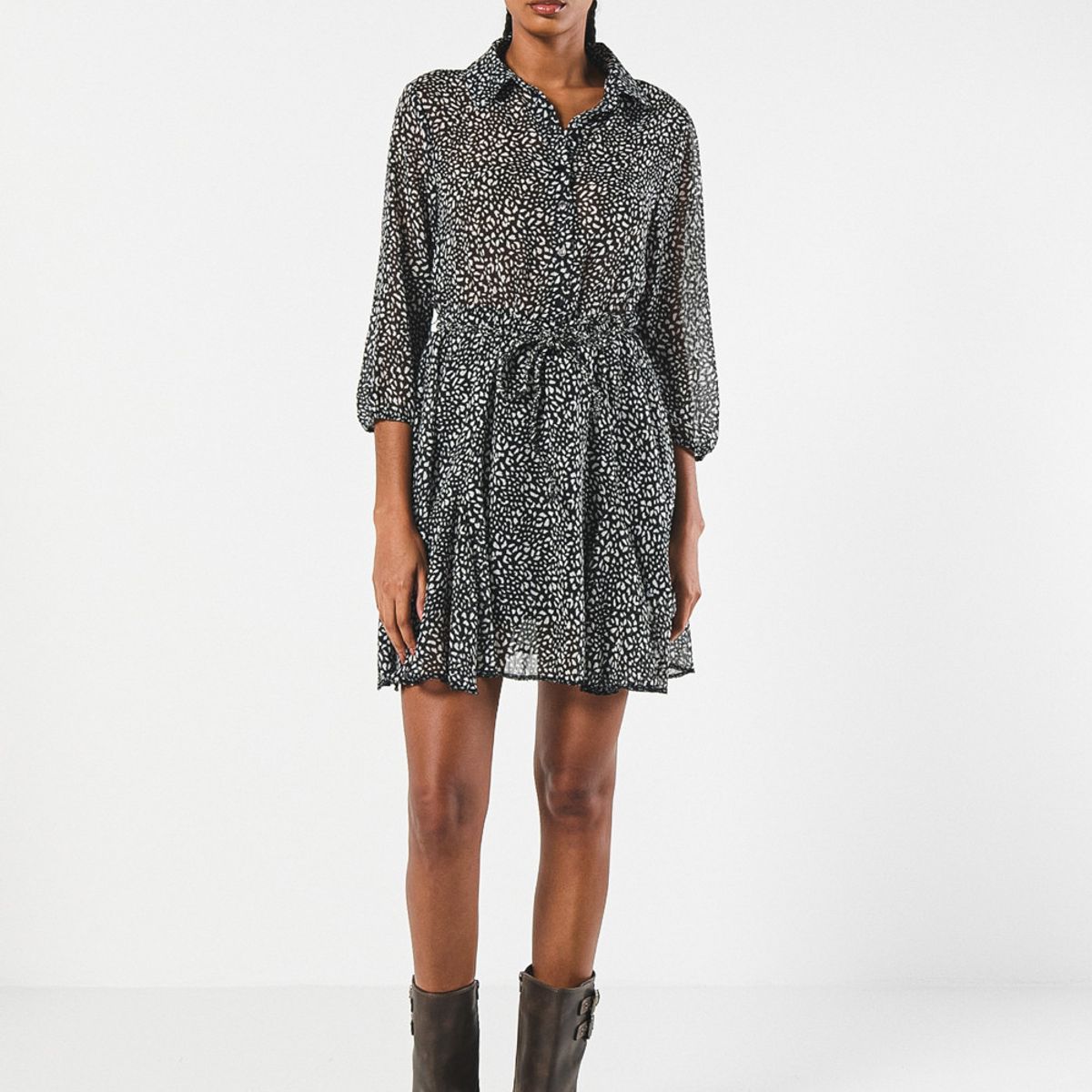 KOAJ - KOAJ Vestido negro corto con cinturón y cuello camisero Mujer