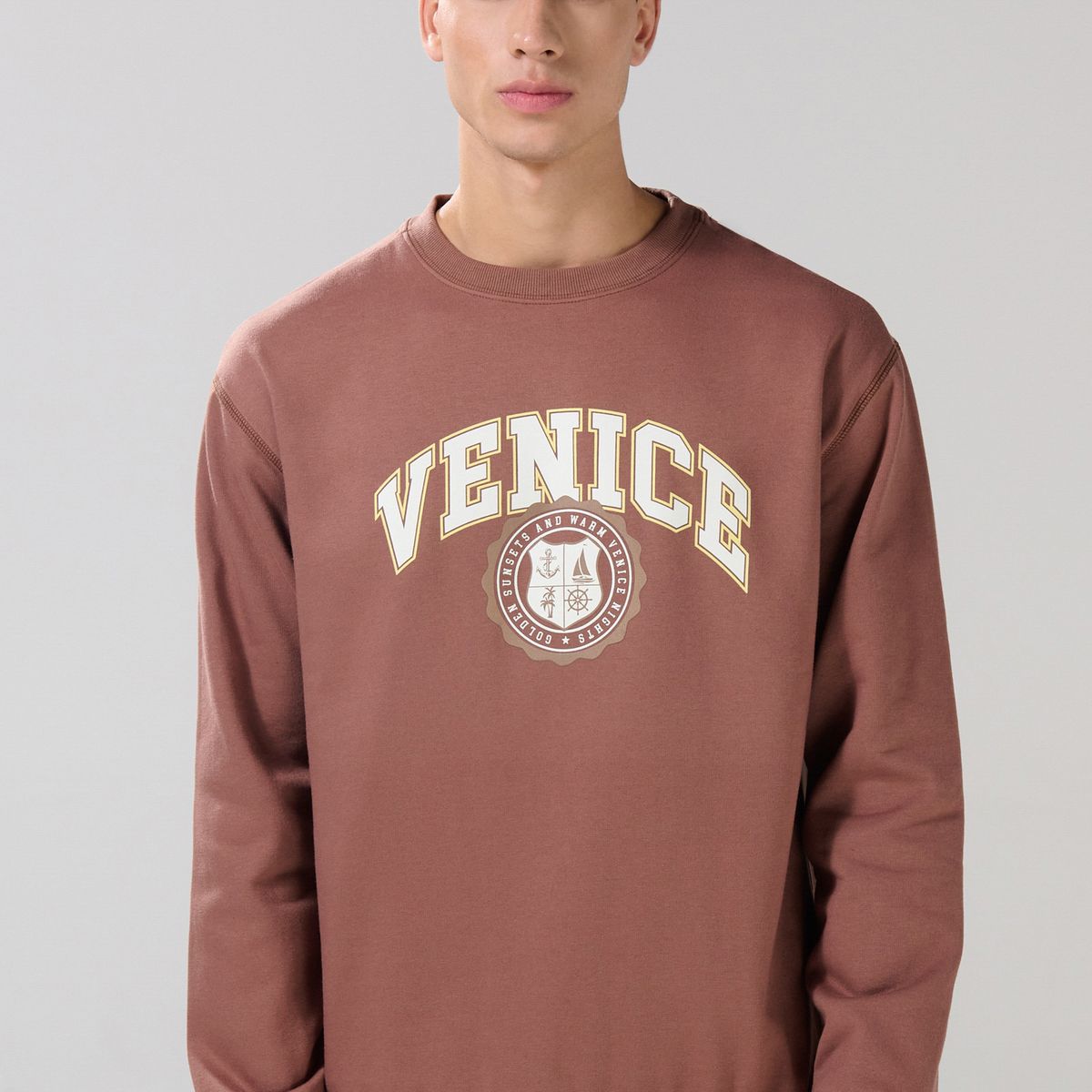 KOAJ - KOAJ Buzo café medio cuello redondo con estampado college Hombre