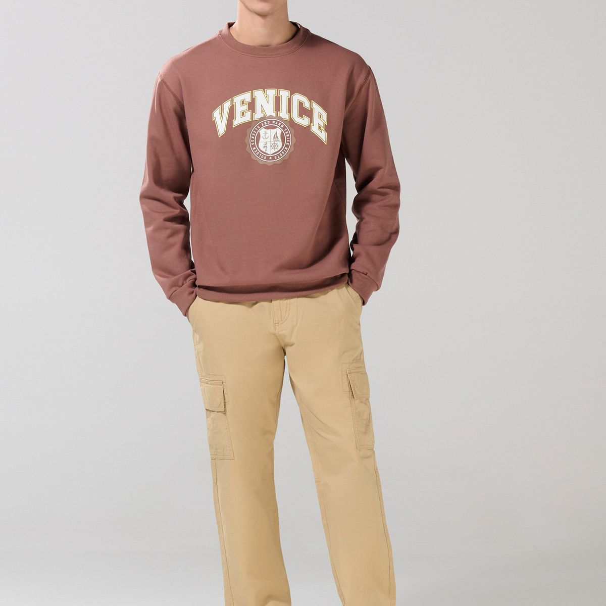 KOAJ - KOAJ Buzo café medio cuello redondo con estampado college Hombre