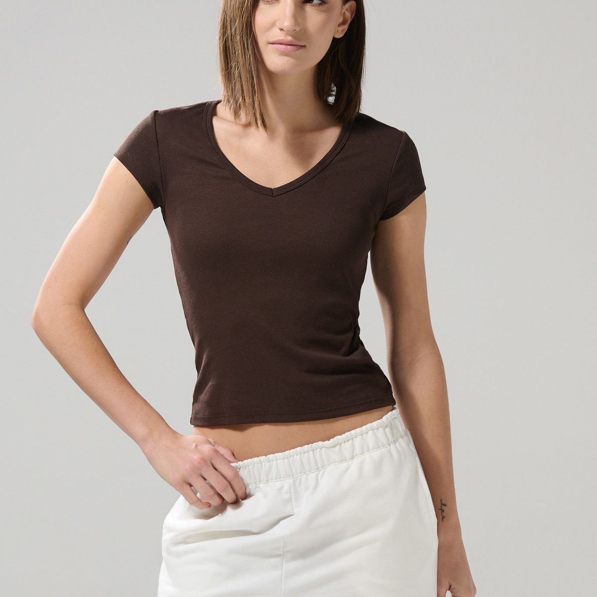 KOAJ - KOAJ Camiseta cuello V unicolor con texturas y manga corta Mujer