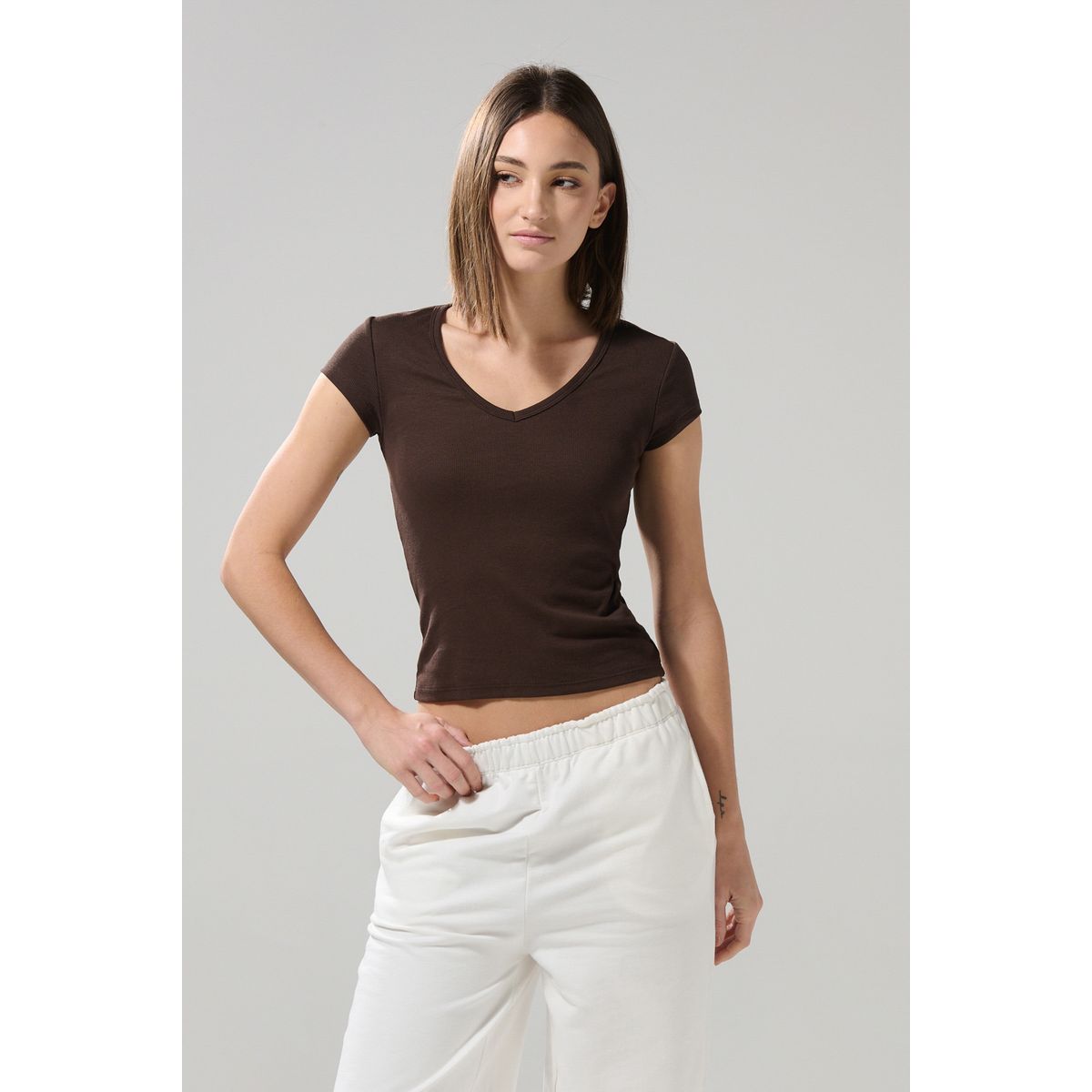 KOAJ - KOAJ Camiseta cuello V unicolor con texturas y manga corta Mujer