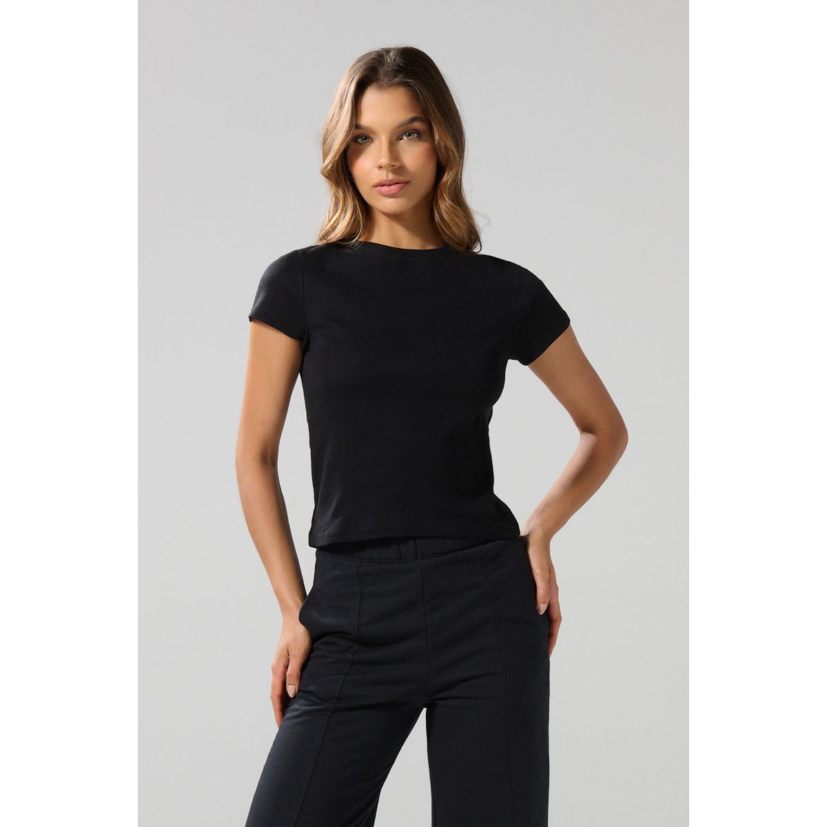 KOAJ - KOAJ Camiseta acanalada negra en algodón ajustada con manga Mujer