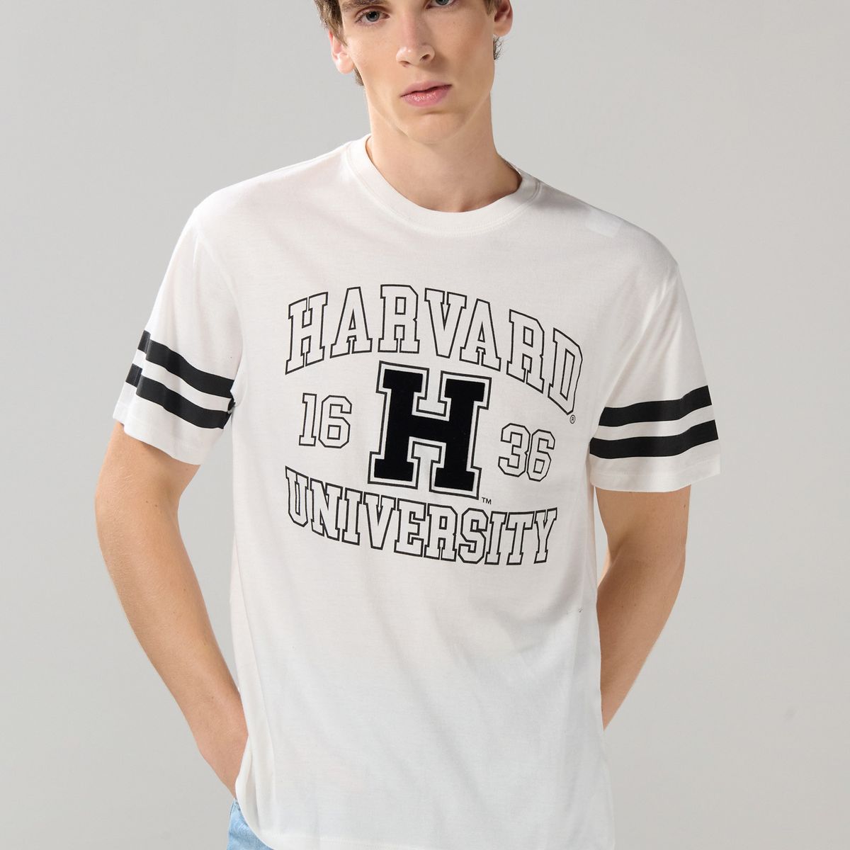 KOAJ - KOAJ Camiseta crema cuello redondo con diseño de Harvard Hombre