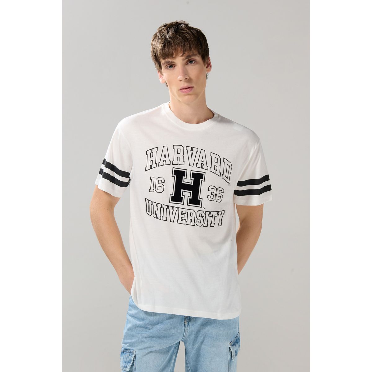 KOAJ - KOAJ Camiseta crema cuello redondo con diseño de Harvard Hombre