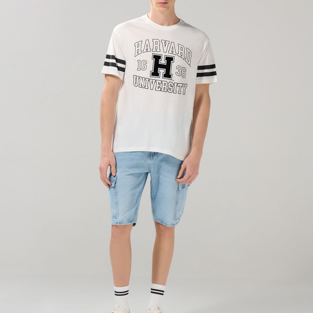 KOAJ - KOAJ Camiseta crema cuello redondo con diseño de Harvard Hombre