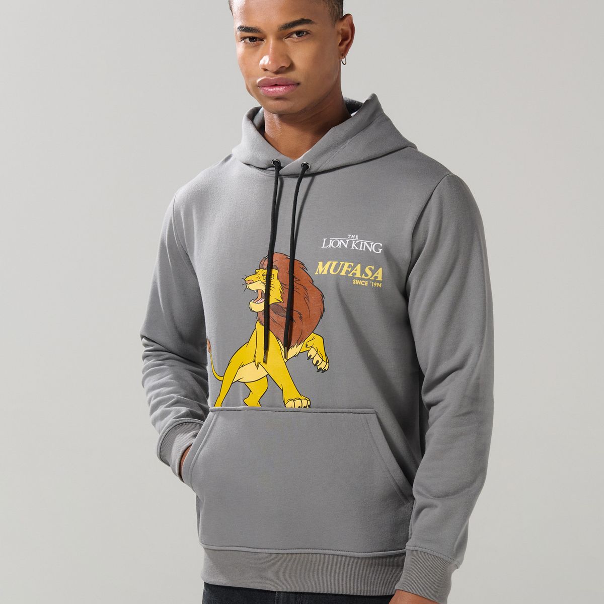 KOAJ - KOAJ Buzo gris medio con capota y estampado del Rey León Hombre