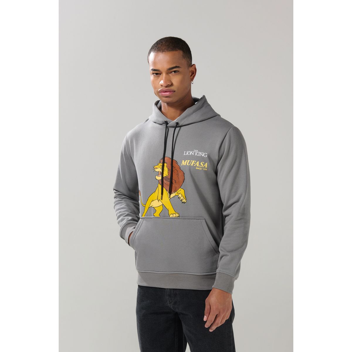 KOAJ - KOAJ Buzo gris medio con capota y estampado del Rey León Hombre