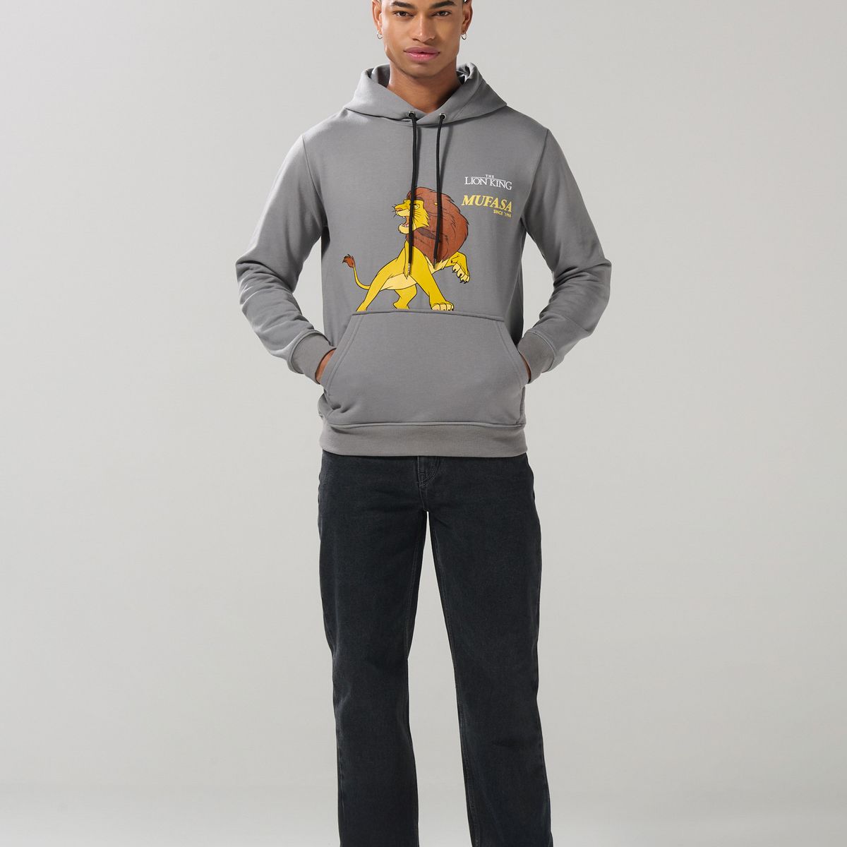 KOAJ - KOAJ Buzo gris medio con capota y estampado del Rey León Hombre