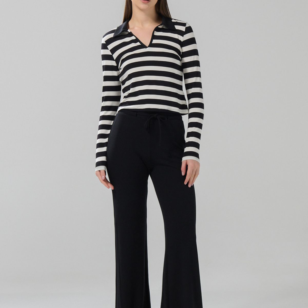 KOAJ - KOAJ Pantalón tipo flare negro con tiro alto y bota ancha Mujer