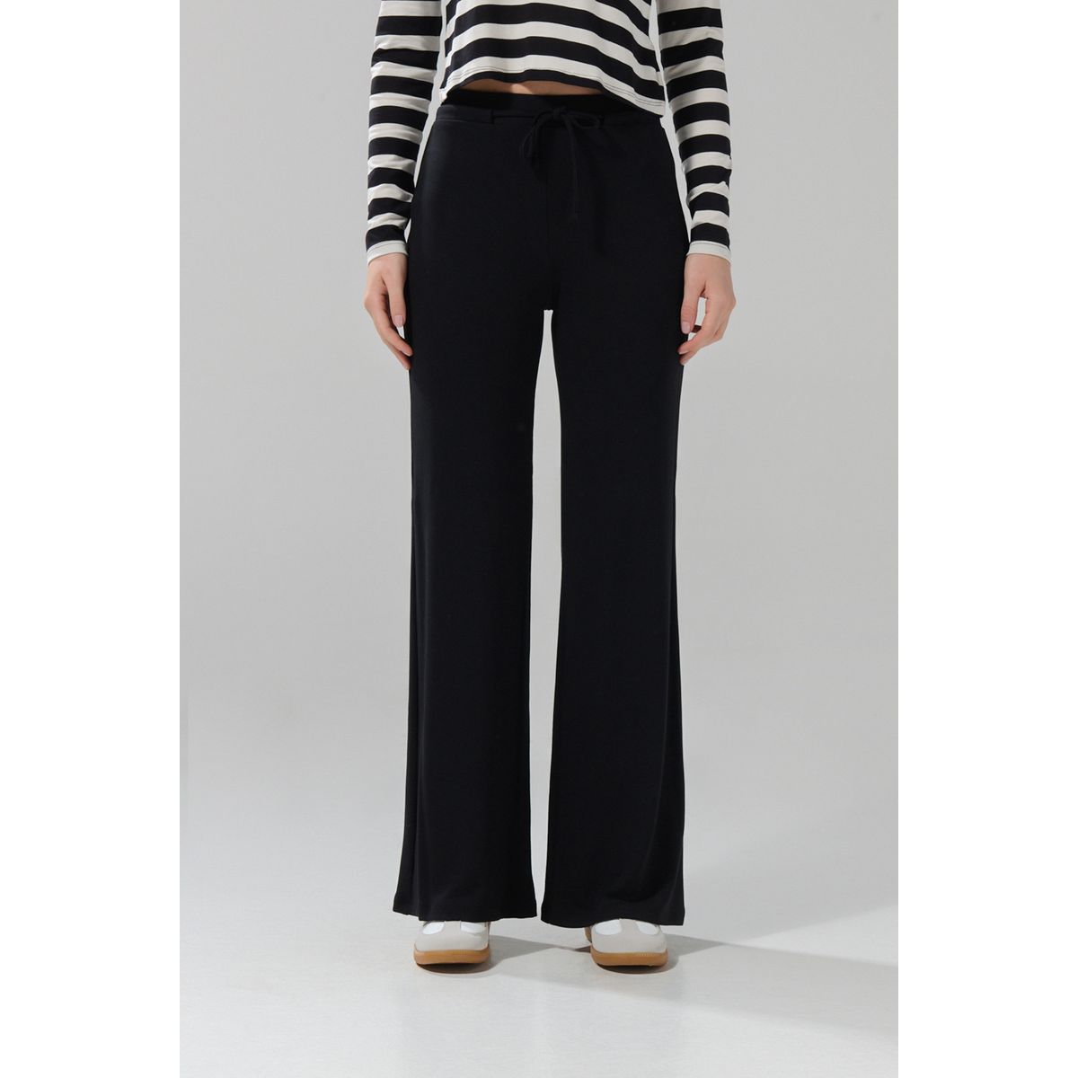 KOAJ - KOAJ Pantalón tipo flare negro con tiro alto y bota ancha Mujer