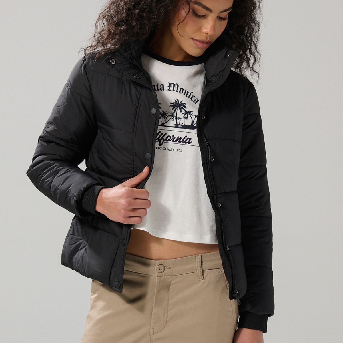 KOAJ - KOAJ Chaqueta unicolor acolchada ajustada con cuello alto y Mujer