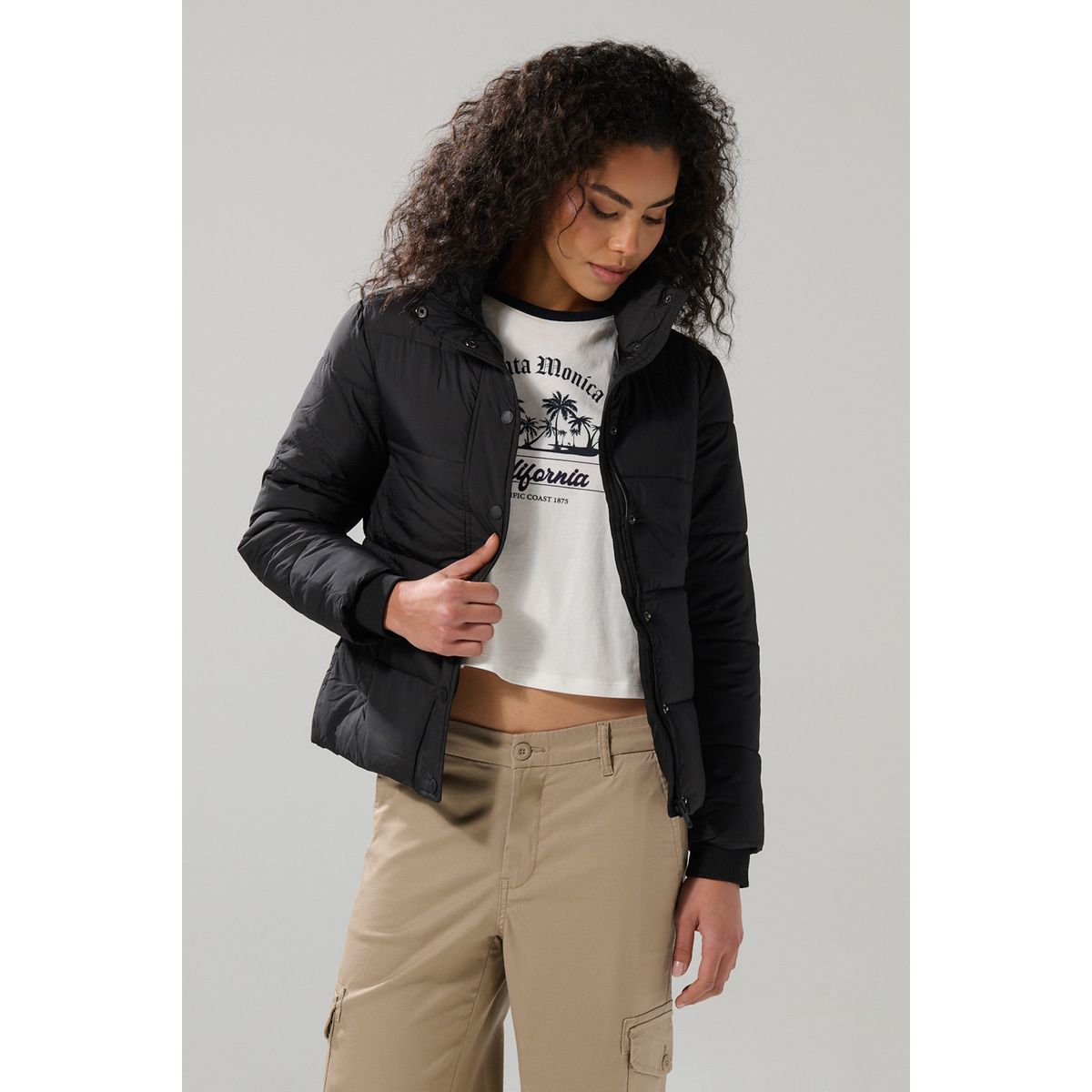 KOAJ - KOAJ Chaqueta unicolor acolchada ajustada con cuello alto y Mujer