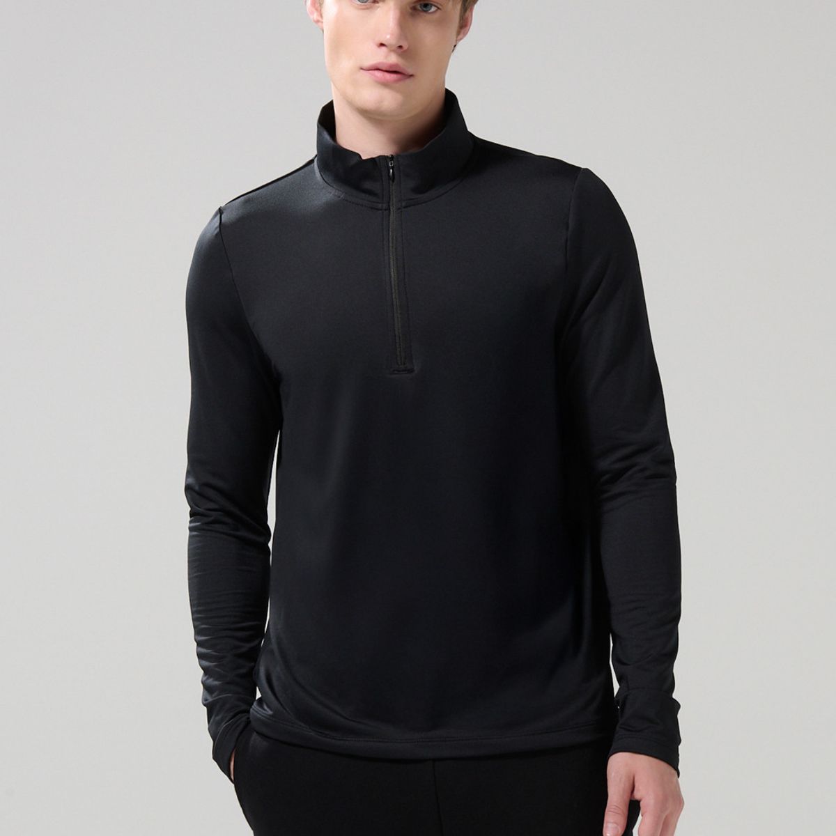 KOAJ - KOAJ Buzo unicolor liviano con cuello alto y cremallera Hombre