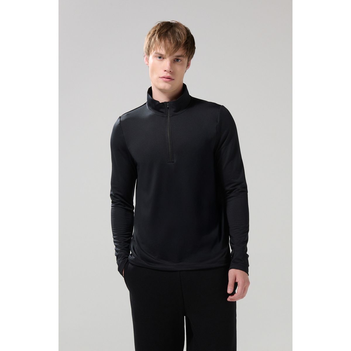 KOAJ - KOAJ Buzo unicolor liviano con cuello alto y cremallera Hombre