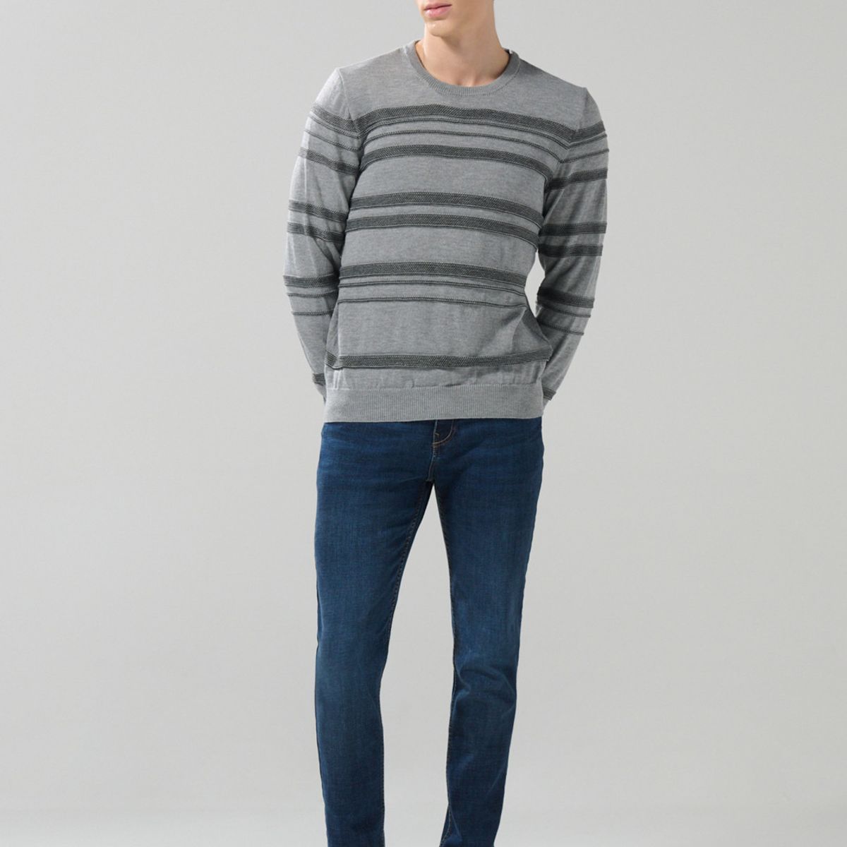 KOAJ - KOAJ Suéter gris oscuro cuello redondo con rayas en contrast Hombre