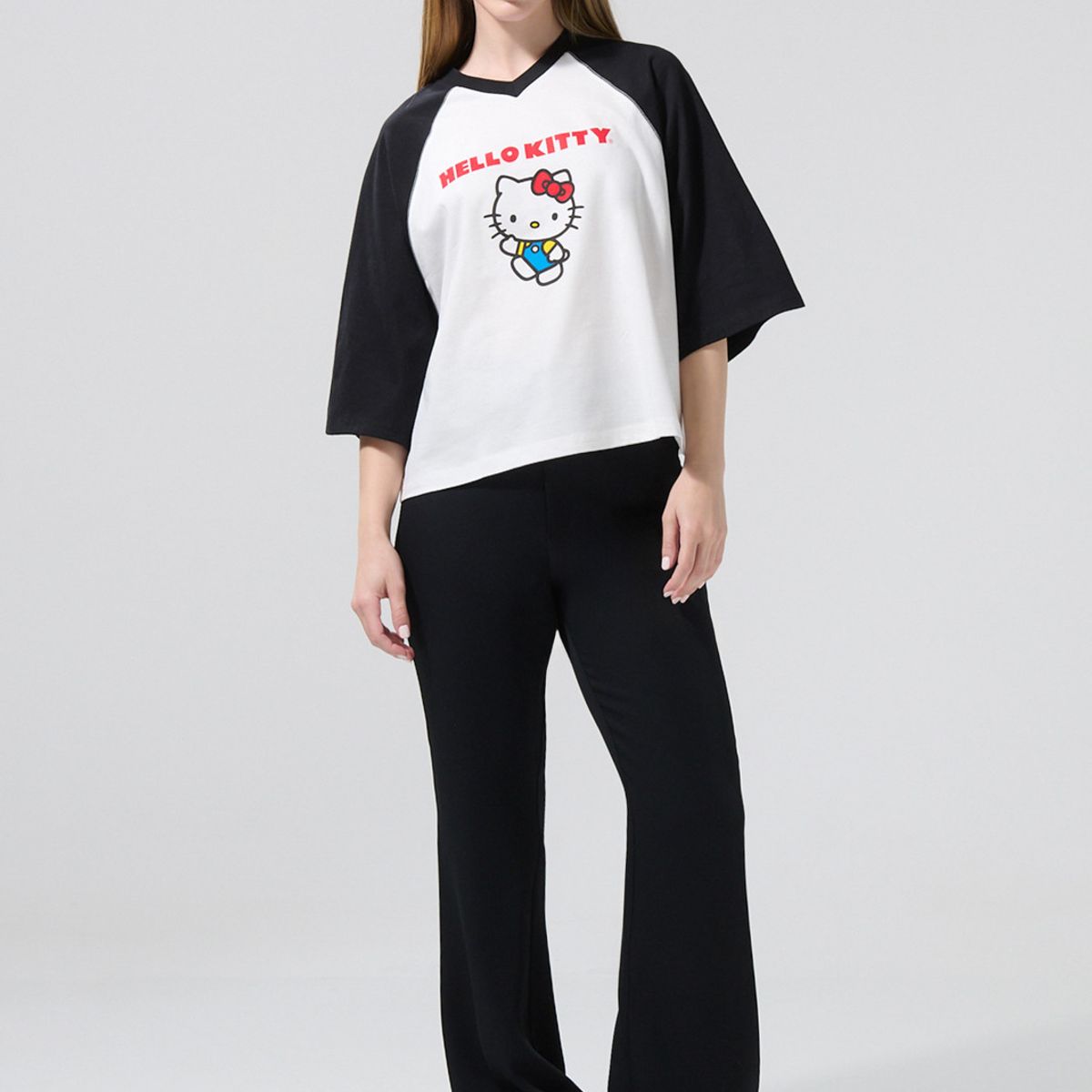 KOAJ - KOAJ Camiseta crop top oversize crema de Hello Kitty Mujer