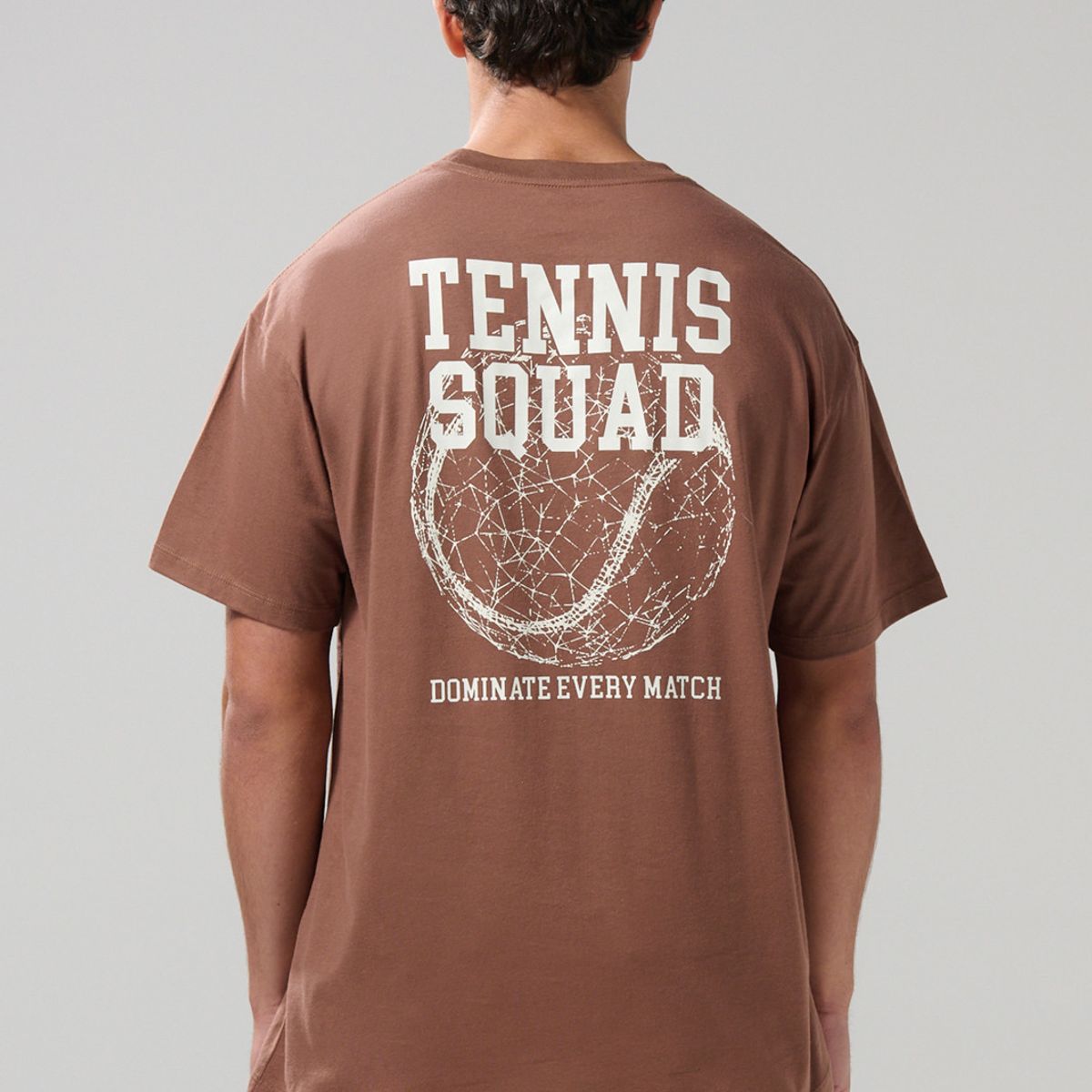 KOAJ - KOAJ Camiseta café oversize cuello redondo con artes colleg Hombre