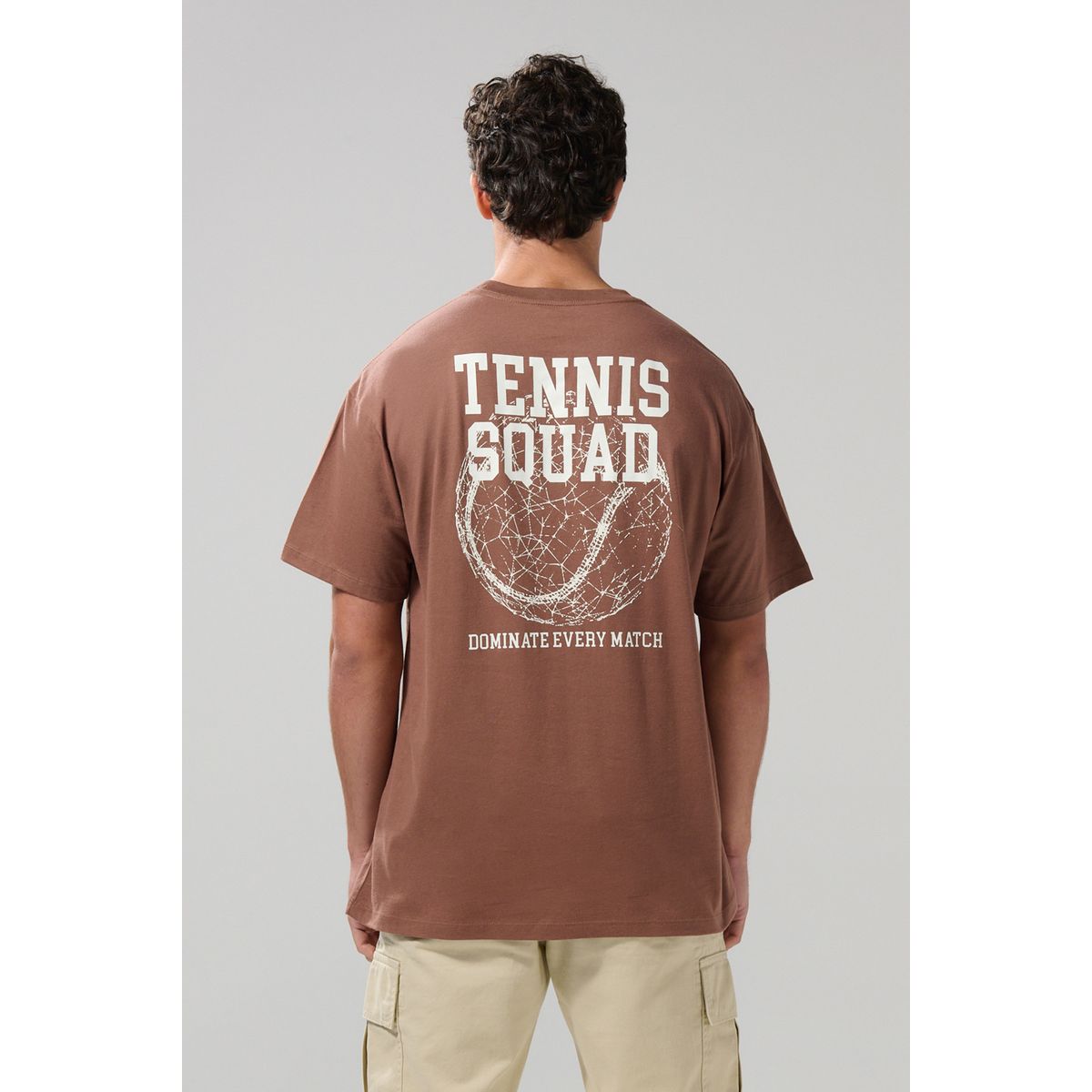 KOAJ - KOAJ Camiseta café oversize cuello redondo con artes colleg Hombre