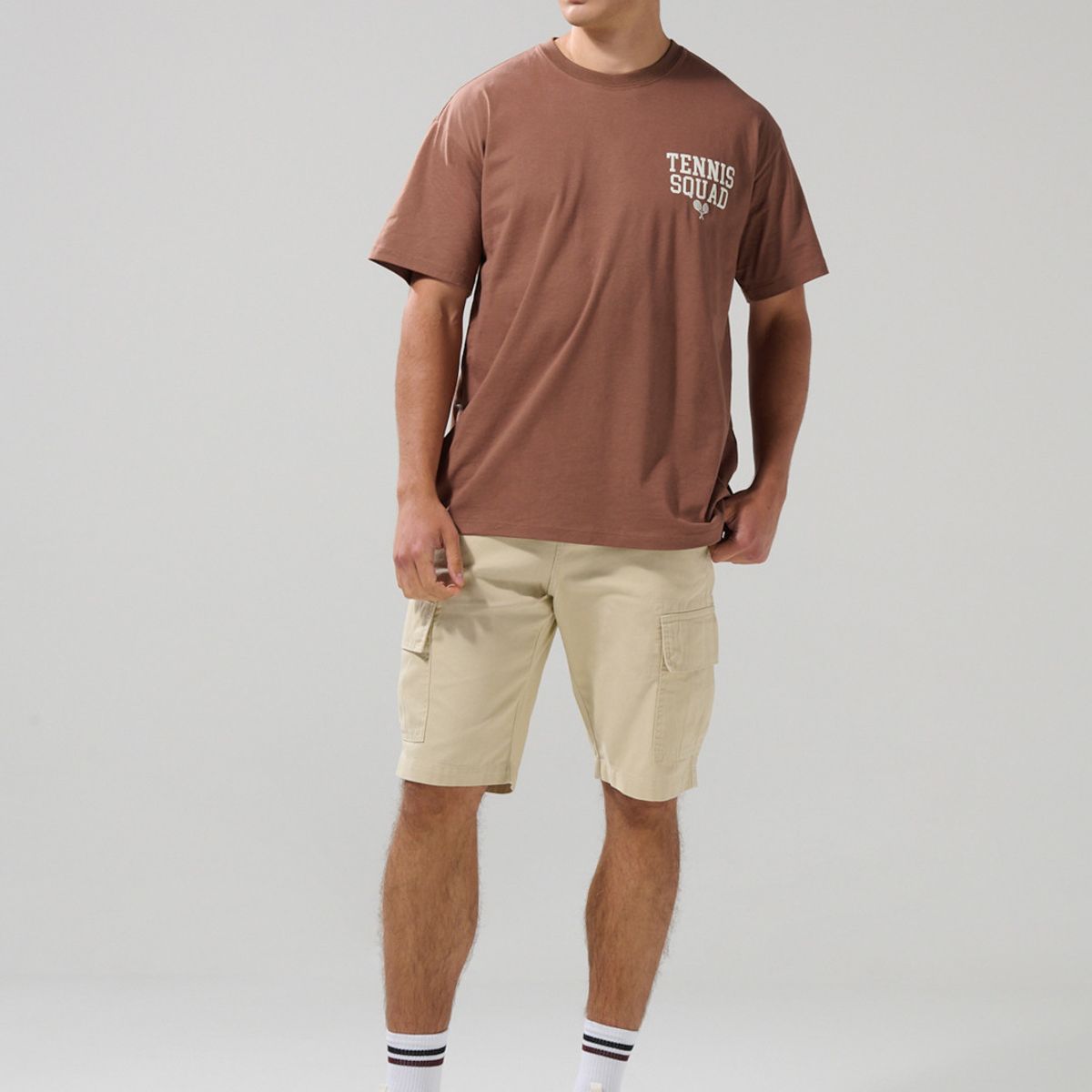 KOAJ - KOAJ Camiseta café oversize cuello redondo con artes colleg Hombre