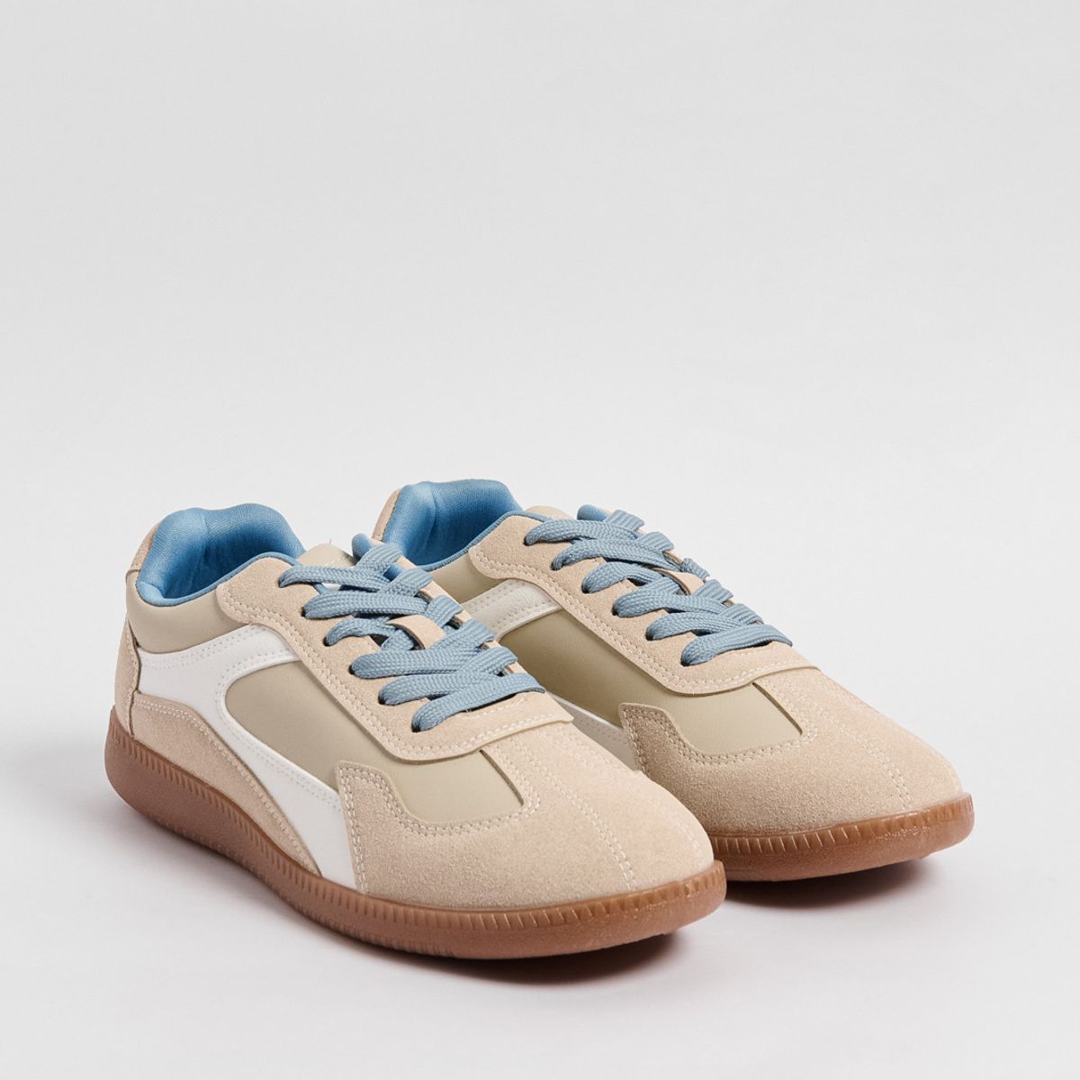 KOAJ - KOAJ Tenis casuales kakis con contrastes blancos y cortes Mujer