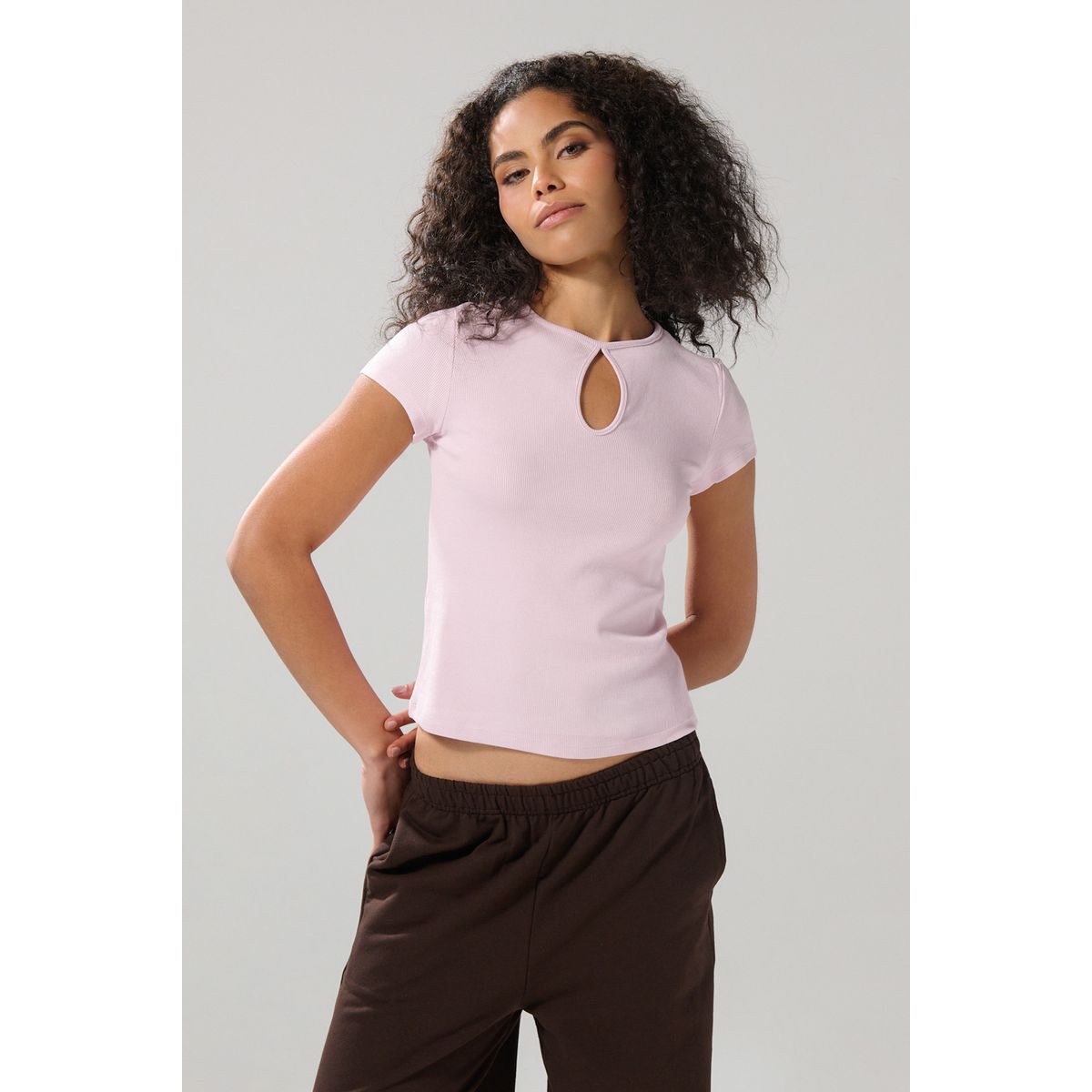 KOAJ - KOAJ Camiseta manga corta unicolor con abertura en frente Mujer