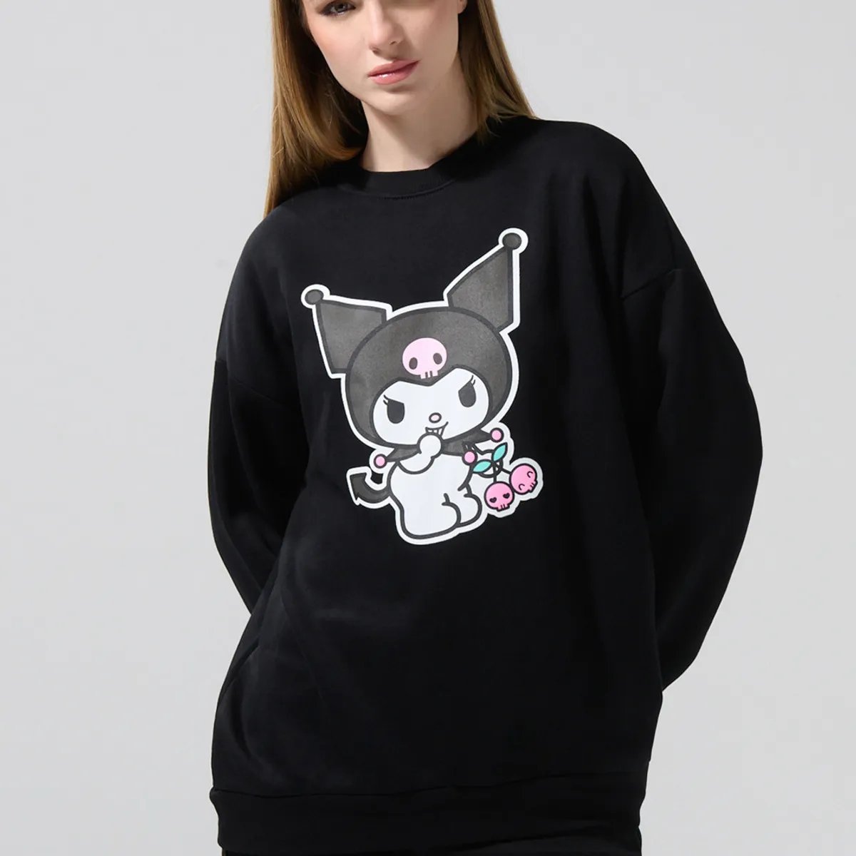 KOAJ - KOAJ Buzo cuello redondo negro oversize con arte de Kuromi Mujer