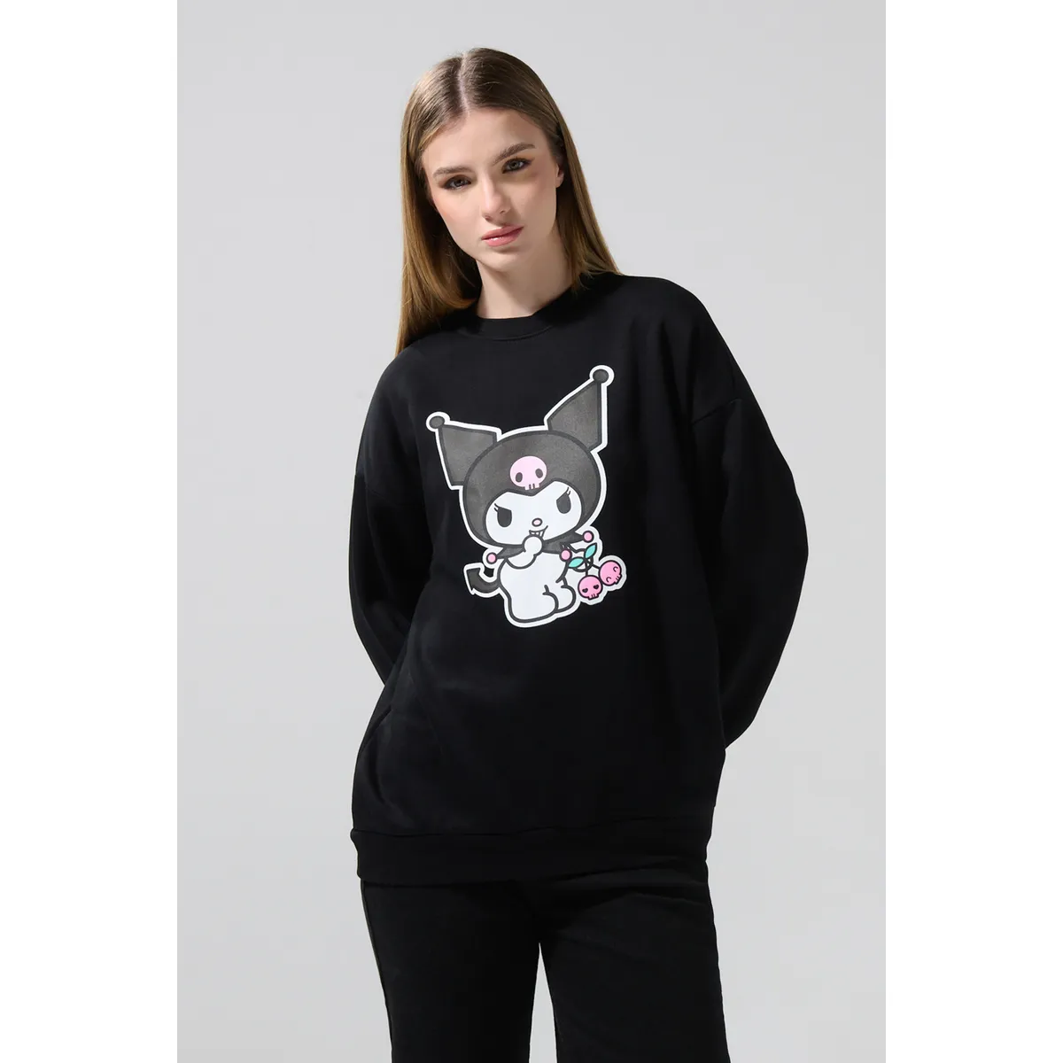 KOAJ - KOAJ Buzo cuello redondo negro oversize con arte de Kuromi Mujer