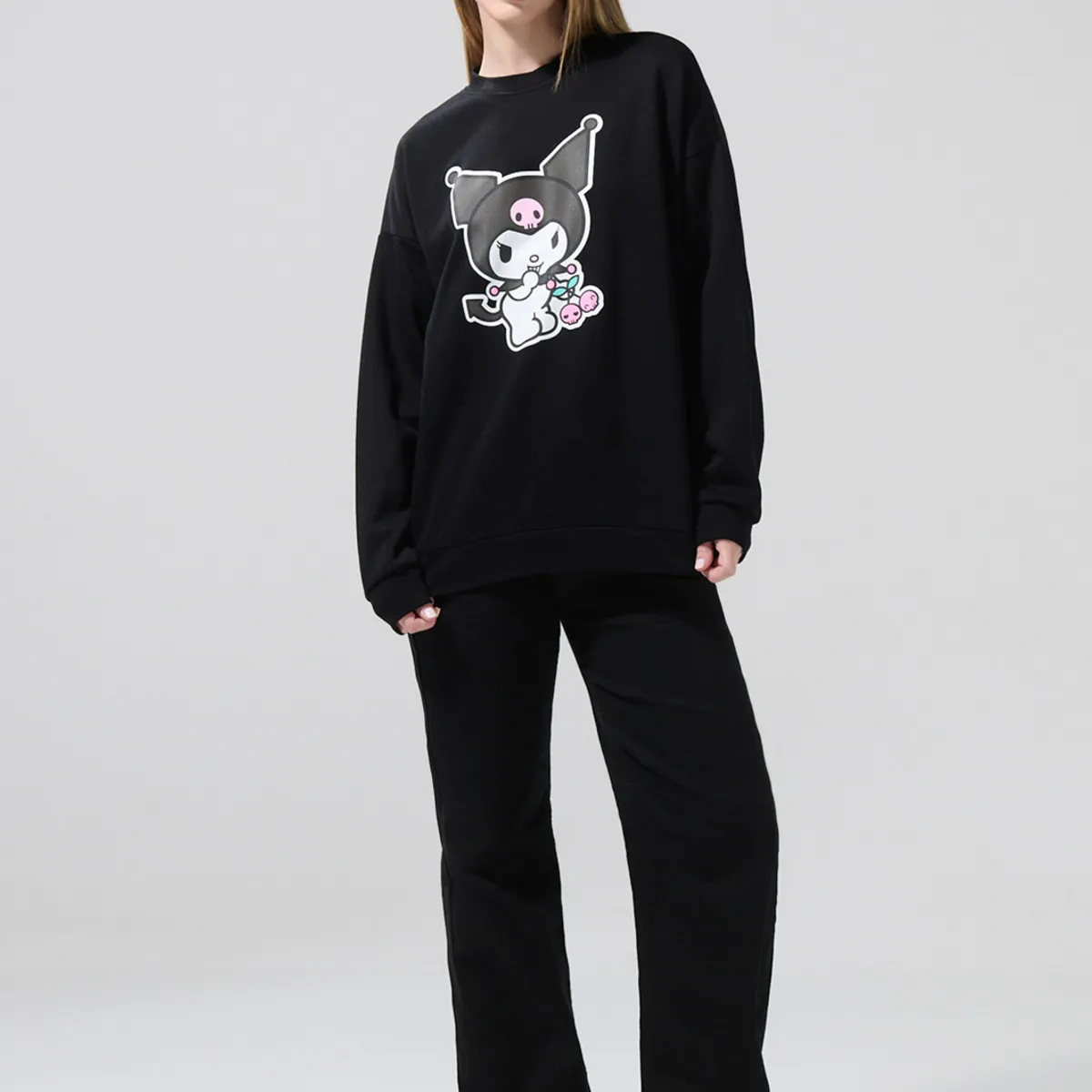 KOAJ - KOAJ Buzo cuello redondo negro oversize con arte de Kuromi Mujer