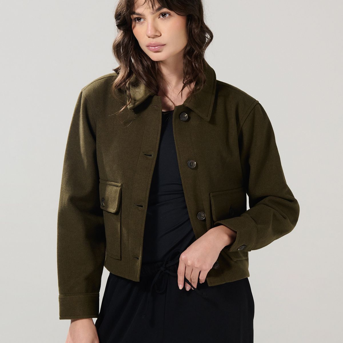 KOAJ - KOAJ Chaqueta crop unicolor con bolsillos de parche en el f Mujer