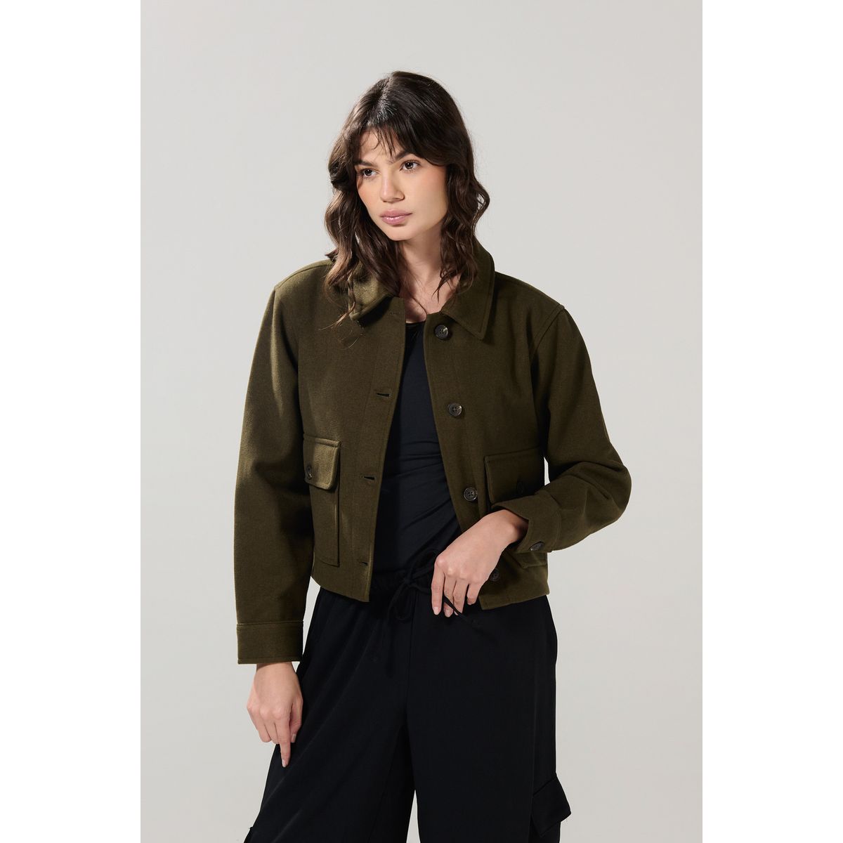 KOAJ - KOAJ Chaqueta crop unicolor con bolsillos de parche en el f Mujer