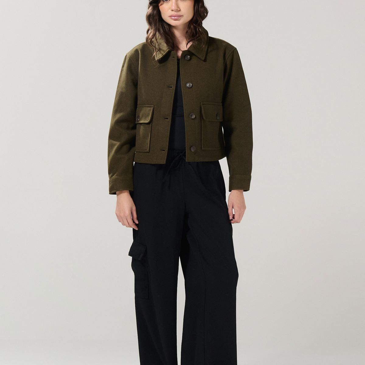 KOAJ - KOAJ Chaqueta crop unicolor con bolsillos de parche en el f Mujer