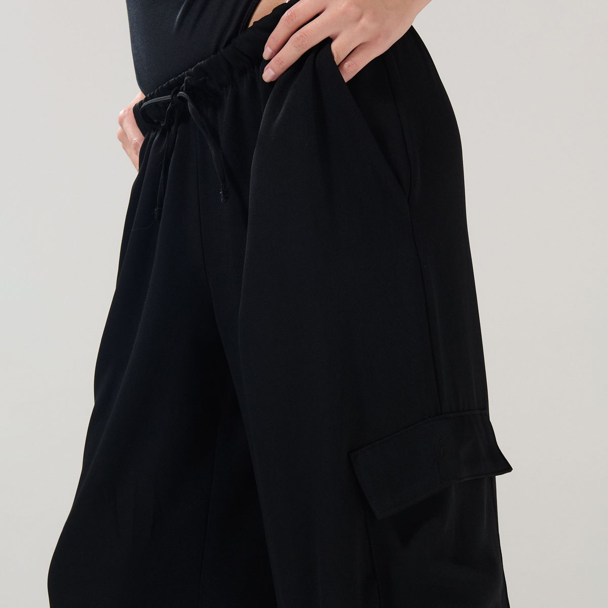KOAJ - KOAJ Pantalón palazzo negro cargo con bolsillos utilitarios Mujer