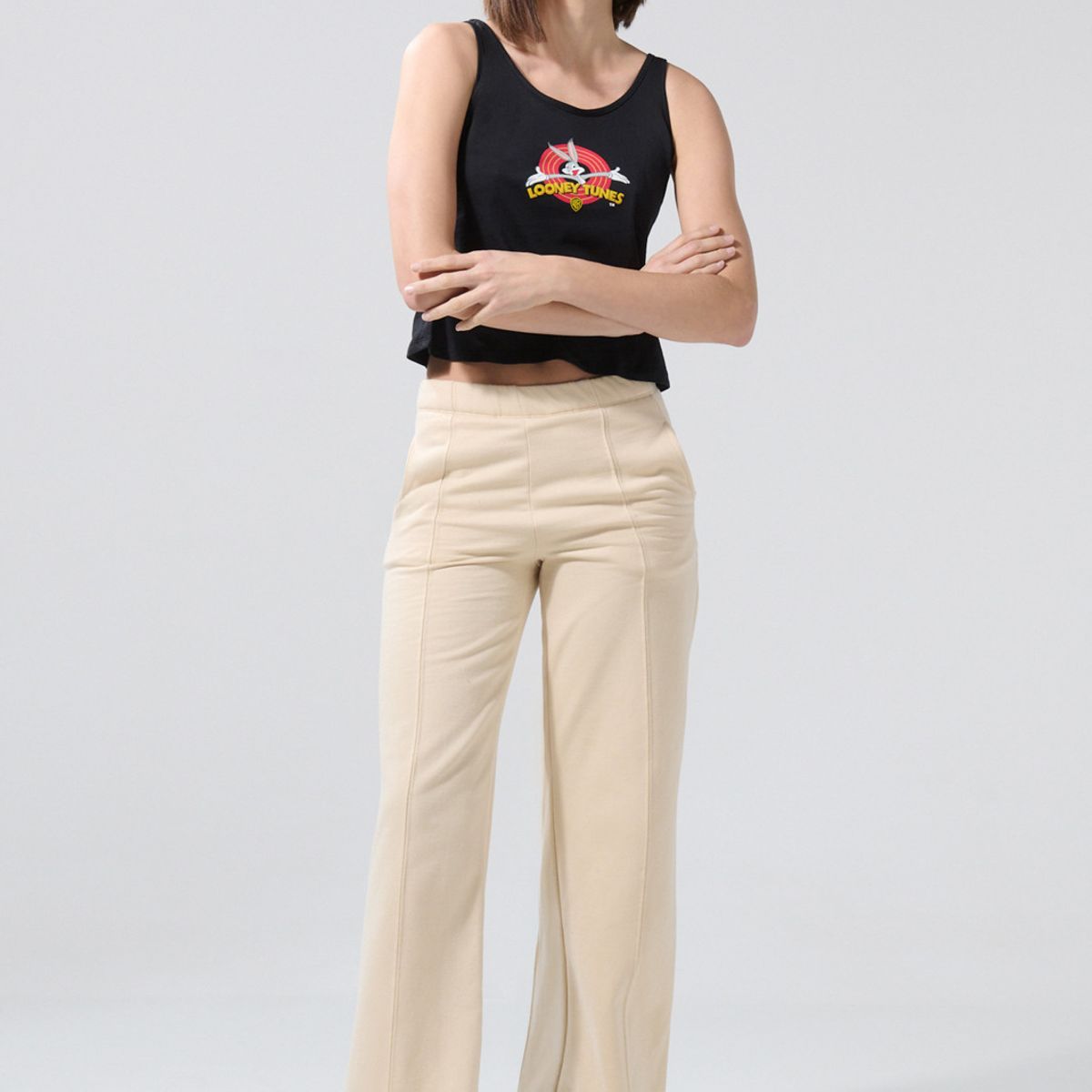 KOAJ - KOAJ Camiseta negra manga sisa con arte de Looney Tunes Mujer