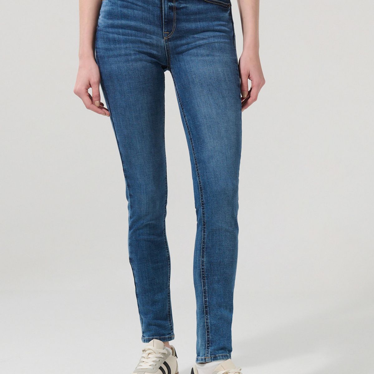 KOAJ - KOAJ Jean tiro alto push up azul medio con ligeros desgaste Mujer