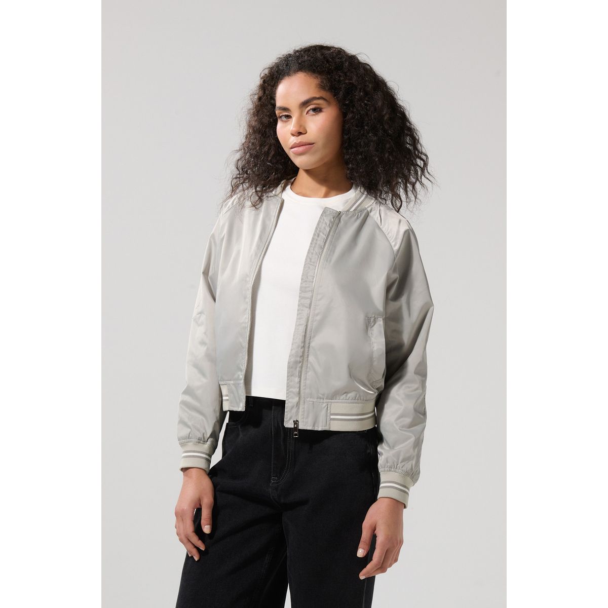 KOAJ - KOAJ Chaqueta bomber unicolor con contrastes y cremallera Mujer