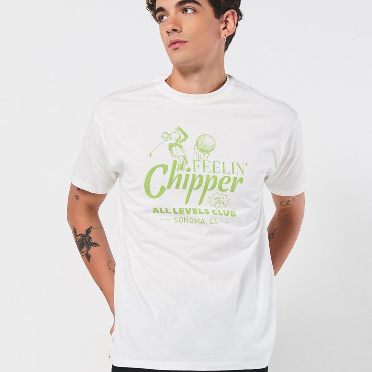 KOAJ - KOAJ Camiseta crema cuello redondo con arte college deportiv Hombre