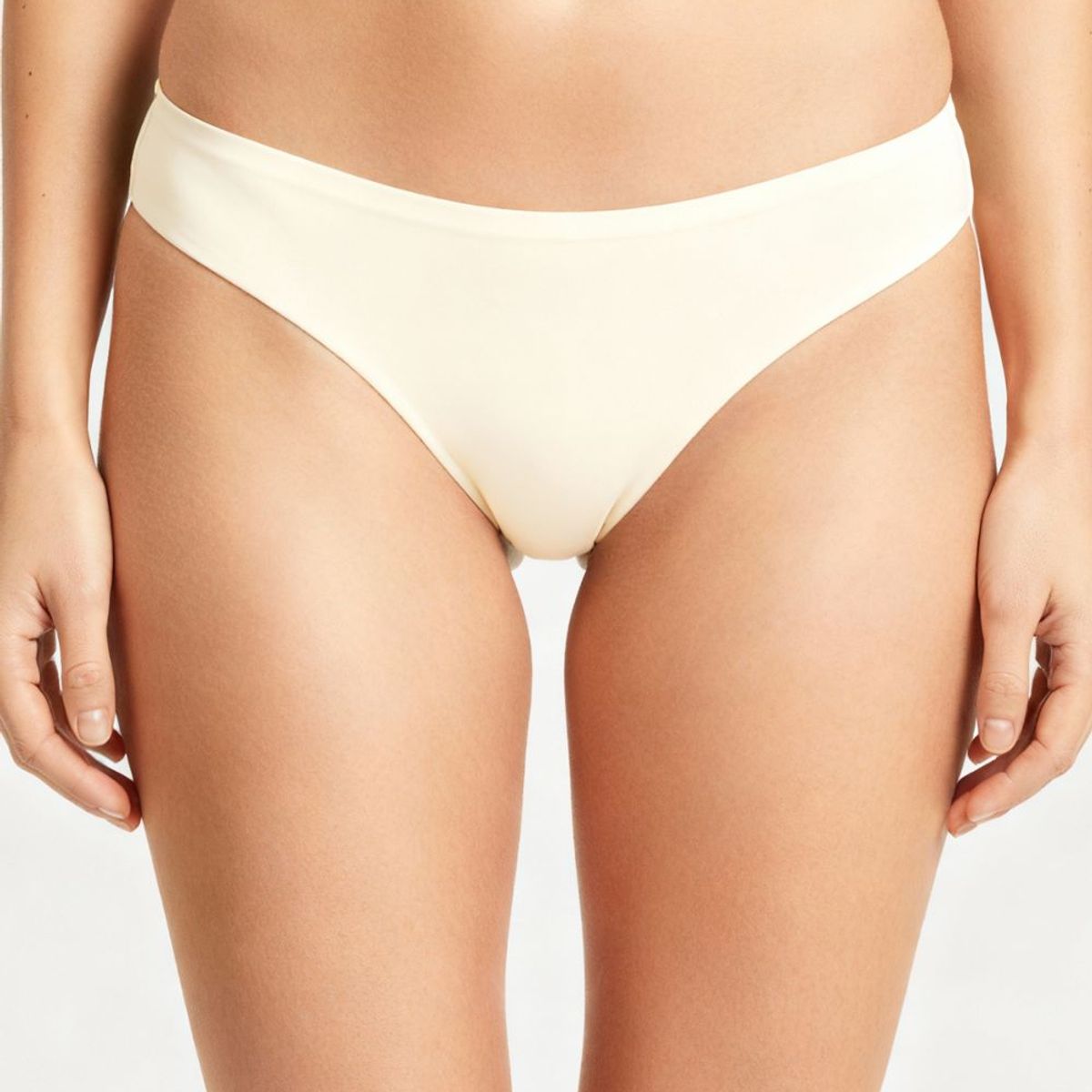 LILI PINK - Panty tipo brasilera elaborado en microfibra satinada paquete x3