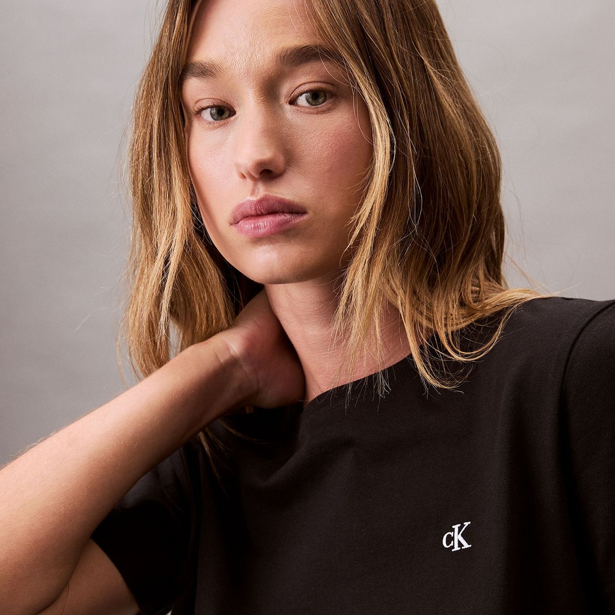 CALVIN KLEIN - Camiseta negra de algodón con logo de archivo Calvin Klein