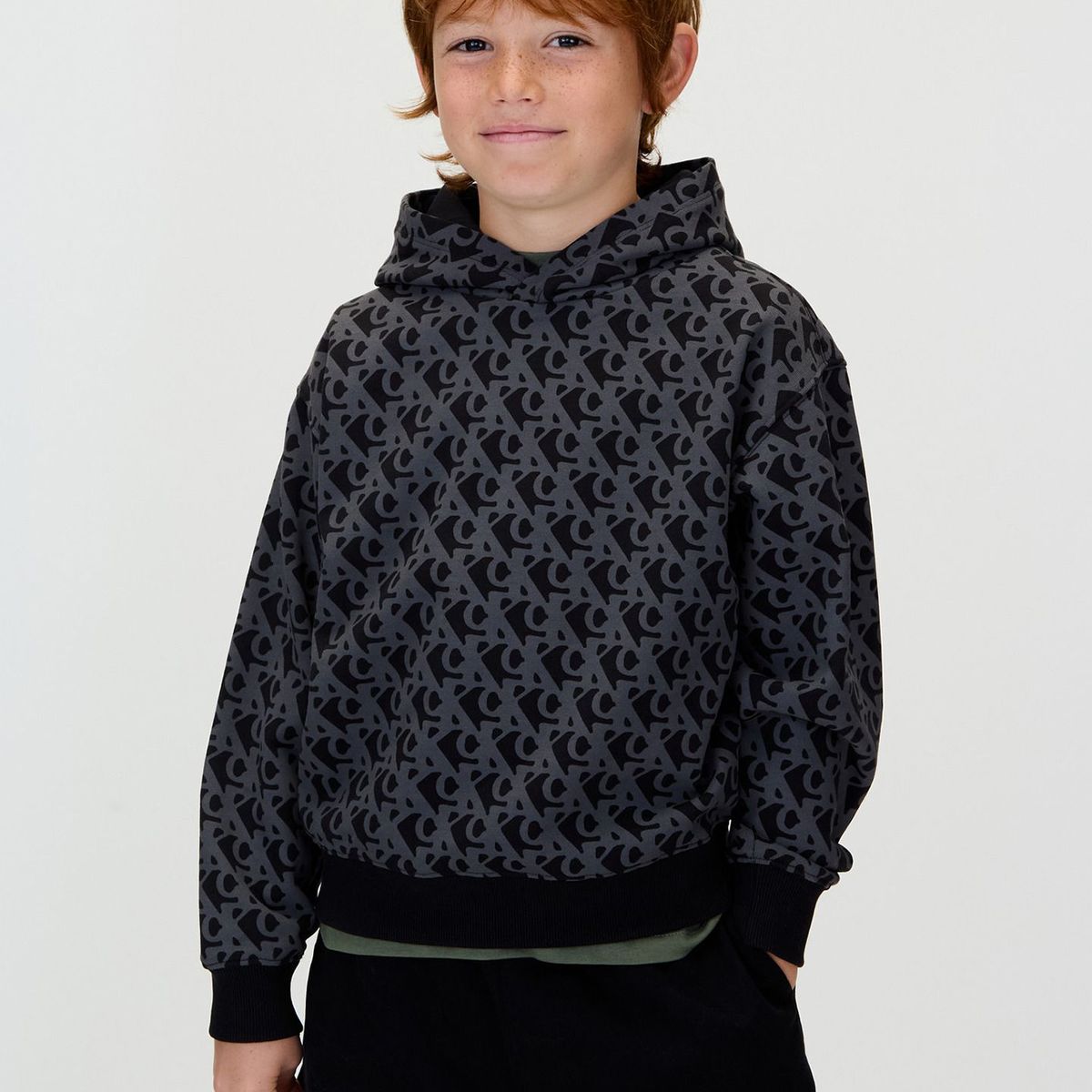 CALVIN KLEIN - Buzo negro con capota y estampado integral de monograma Calvin Klein