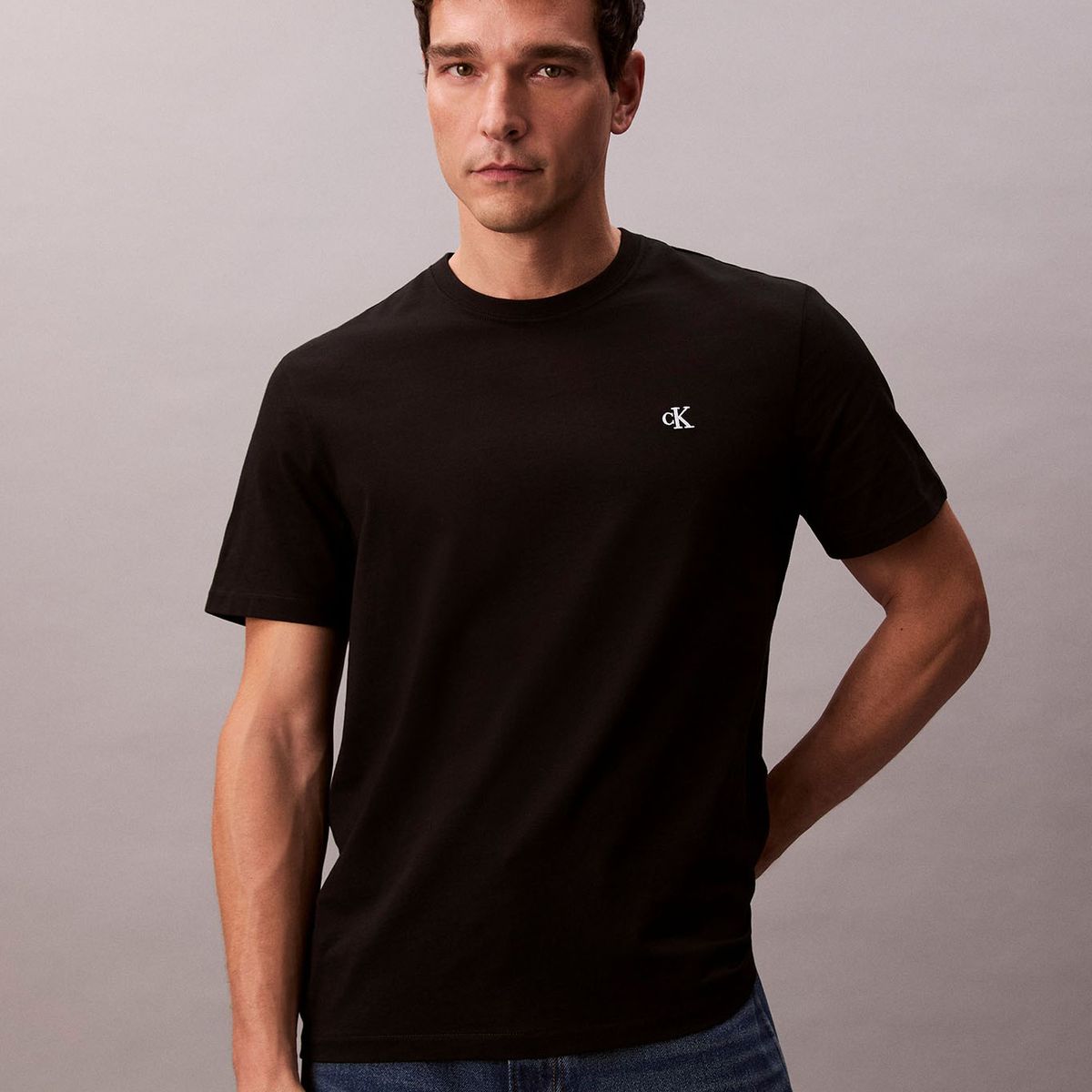 CALVIN KLEIN - Camiseta negra regular de manga corta con monograma bordado Calvin Klein