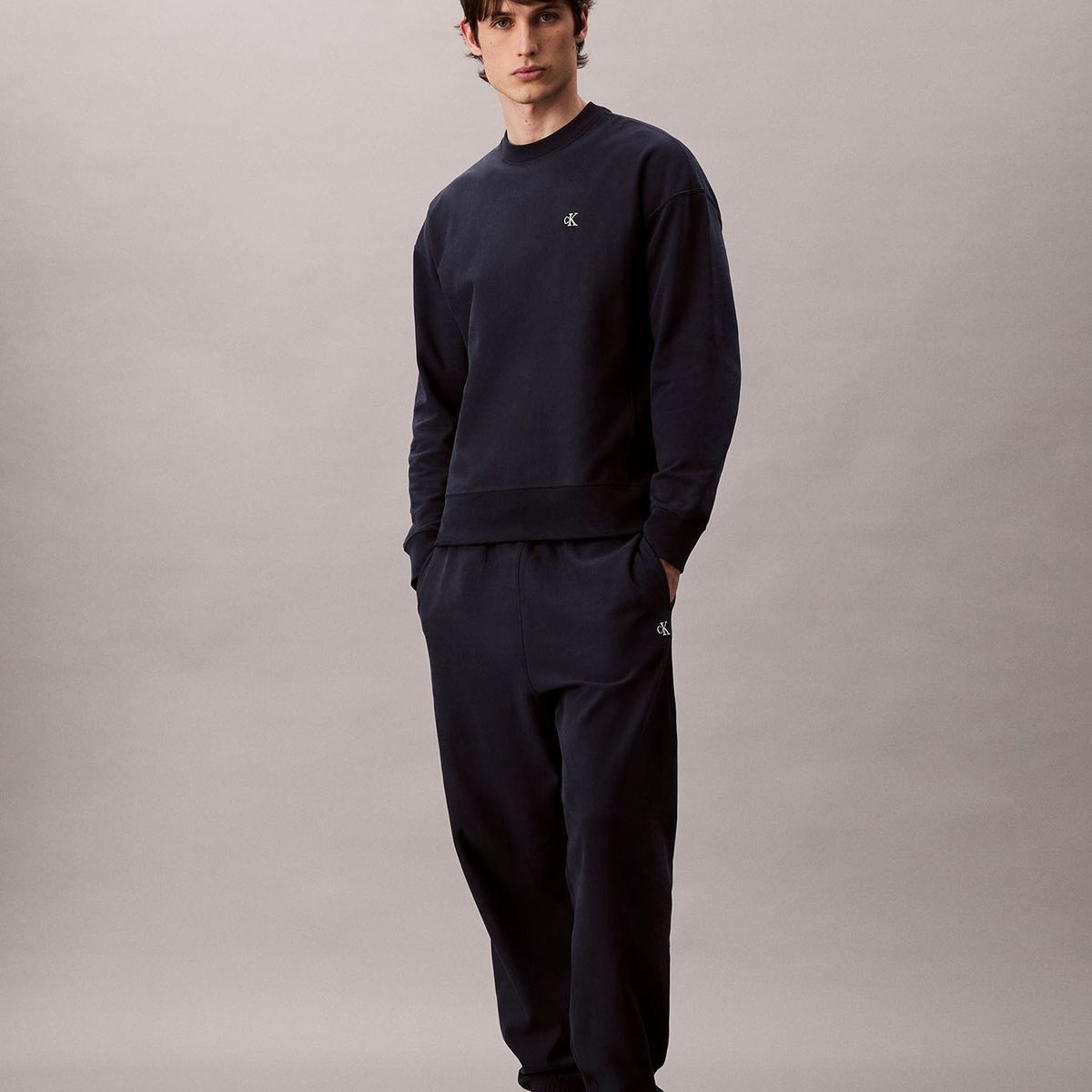 CALVIN KLEIN - Jogger azul en tejido terry premium con monograma bordado Calvin Klein