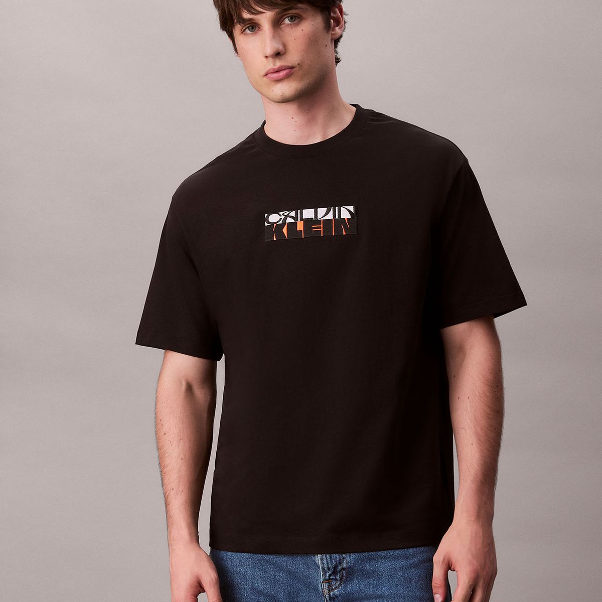 CALVIN KLEIN - Camiseta negra con gráfico de logo en bloque Calvin Klein