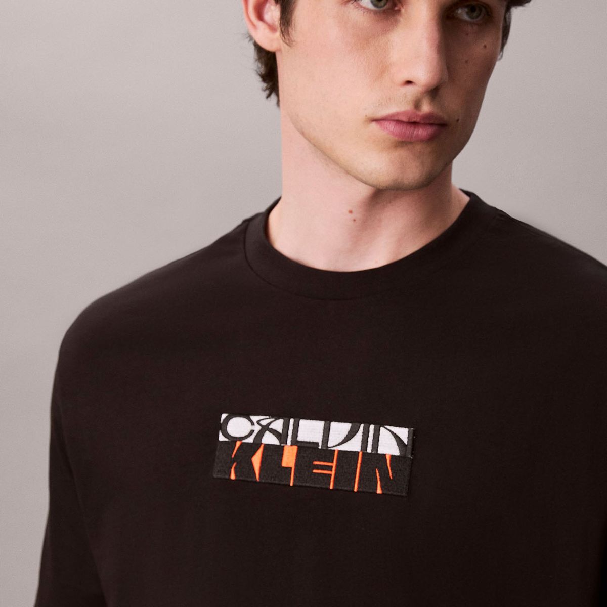 CALVIN KLEIN - Camiseta negra con gráfico de logo en bloque Calvin Klein