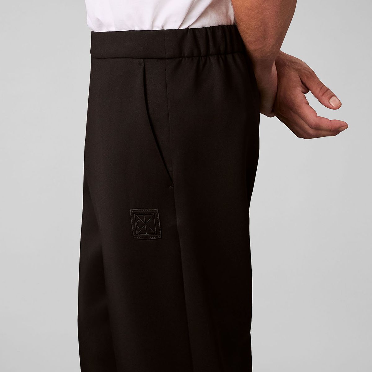 CALVIN KLEIN - Pantalón negro de tejido grueso de punto liso con cintura elástica Calvin Klein