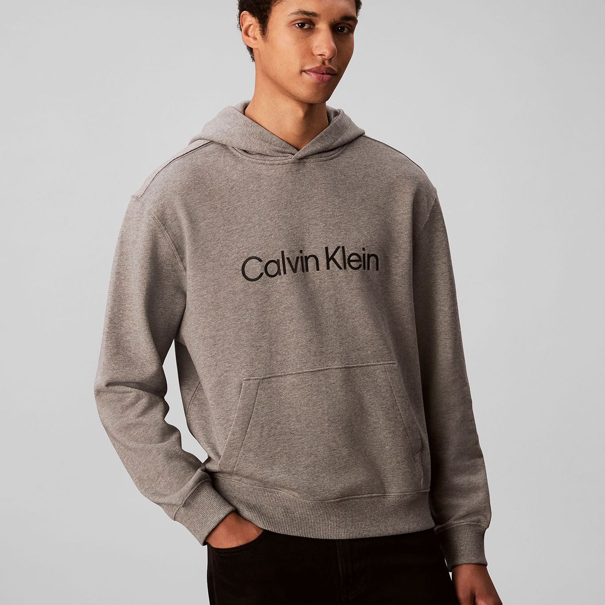 CALVIN KLEIN - Buzo gris con capucha de corte regular Calvin Klein