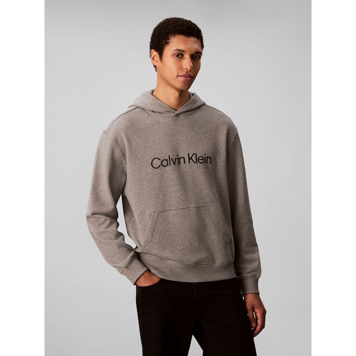 CALVIN KLEIN - Buzo gris con capucha de corte regular Calvin Klein