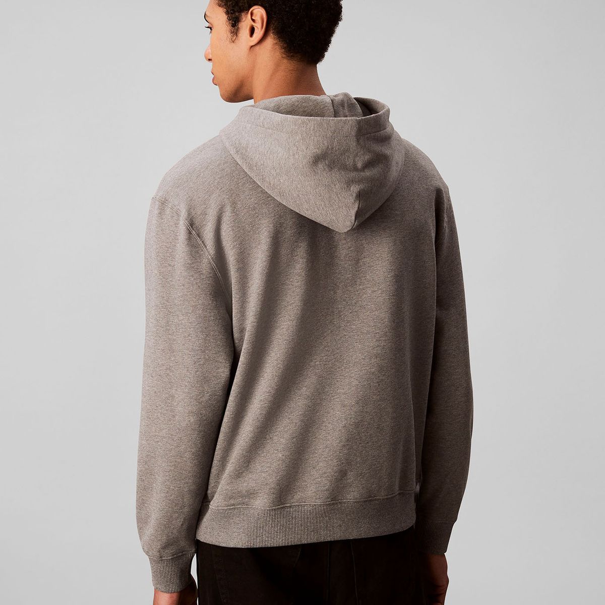 CALVIN KLEIN - Buzo gris con capucha de corte regular Calvin Klein