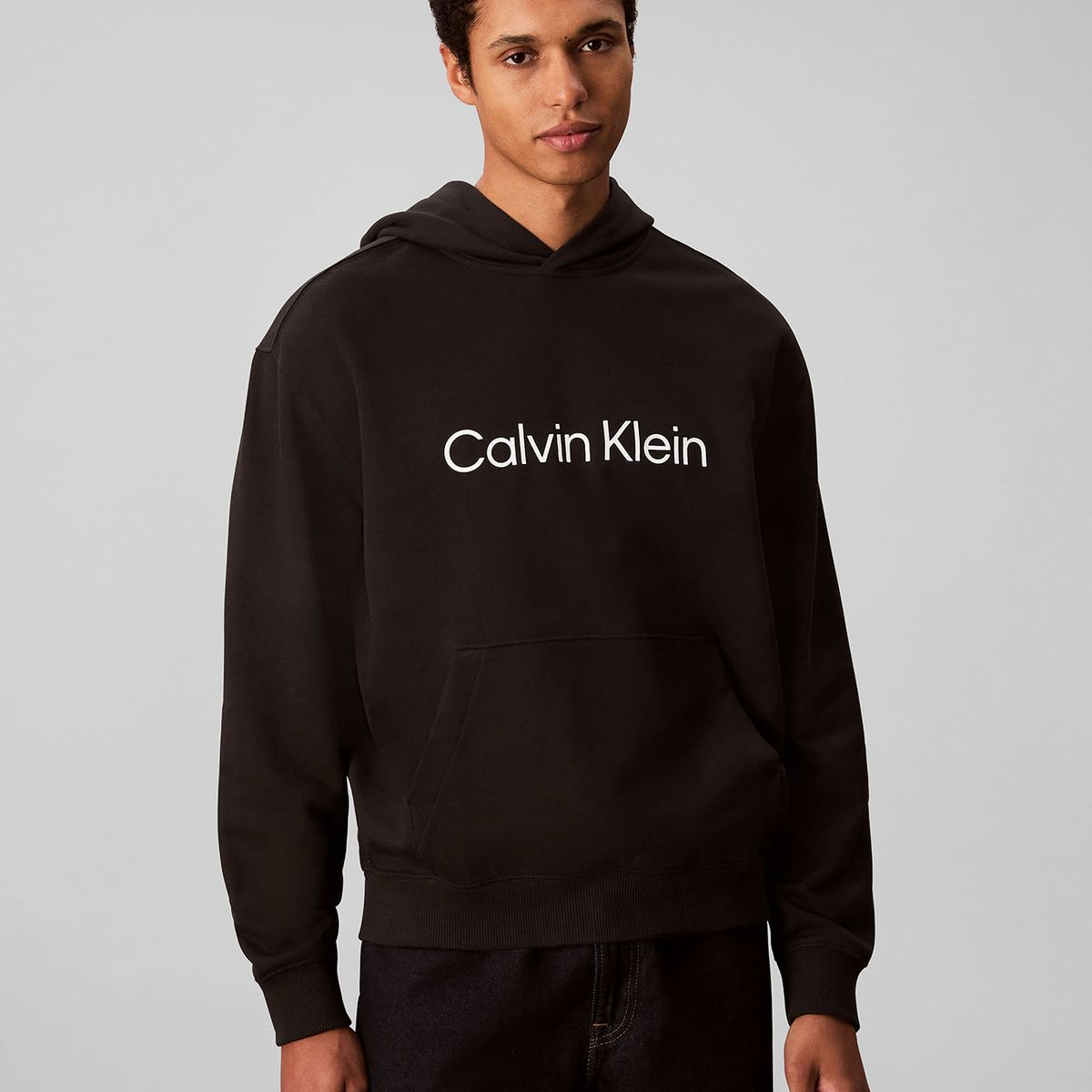CALVIN KLEIN - Buzo negro con capucha de corte regular Calvin Klein