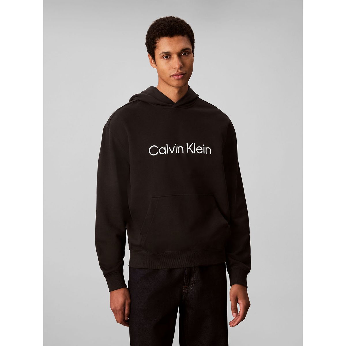 CALVIN KLEIN - Buzo negro con capucha de corte regular Calvin Klein