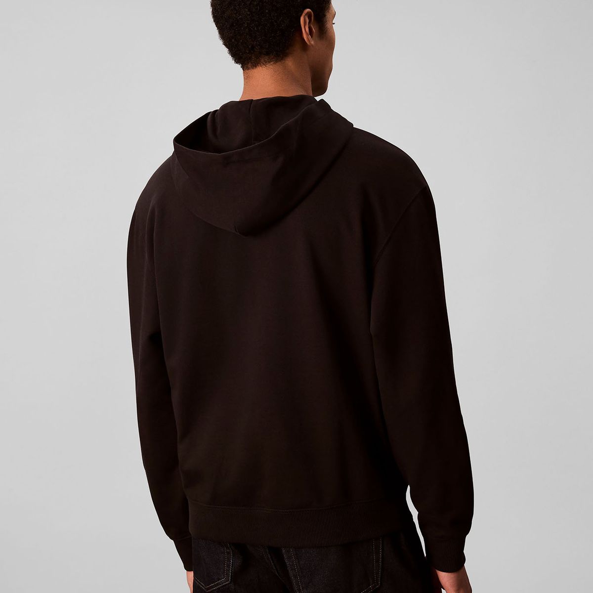 CALVIN KLEIN - Buzo negro con capucha de corte regular Calvin Klein